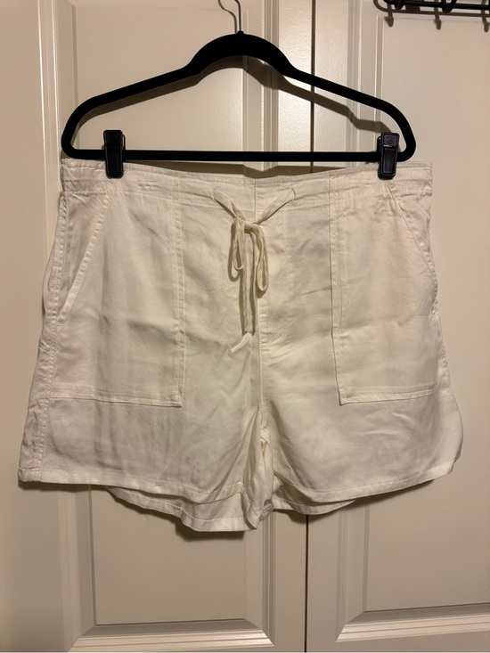 Time and Tru Pants - Women’s Cream Drawstring Shorts